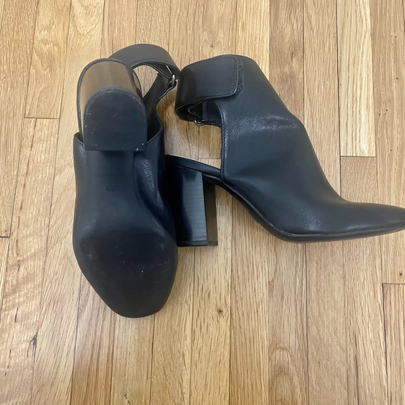 Black closed toe heels - Picture 2 of 3